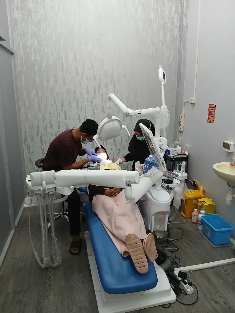 Dokter Kata Gigi sedang menangani pasien di ruang perawatan